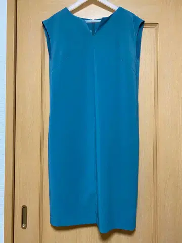 슬리브리스 무릎 기장 원피스