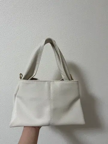 화이트 합성 피혁 핸드백