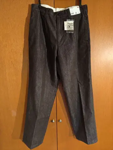미사용 새상품 유니클로C 턱 스트레이트 팬츠 데님 다크 브라운 82