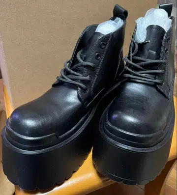 통굽 블랙 레이스업 부츠