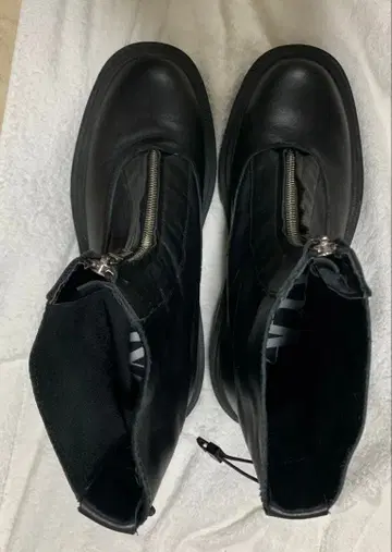 블랙 가죽 부츠 지퍼 포함