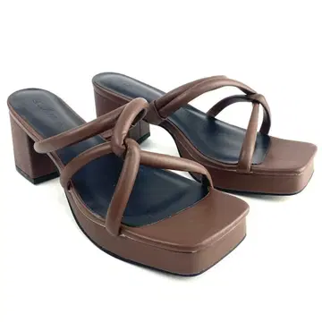 새상품 스퀘어토 트위스트 스트랩 샌들 브라운 24cm 신발