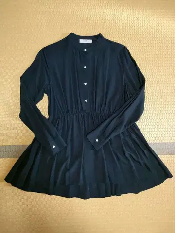 Demi-Luxe BEAMS 밴드 카라 개더 플레어 셔츠