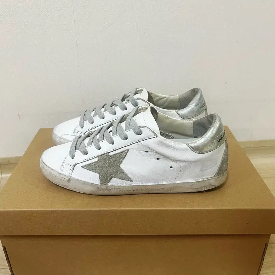 35] 골든구스 슈퍼스타 실버탭 스니커즈