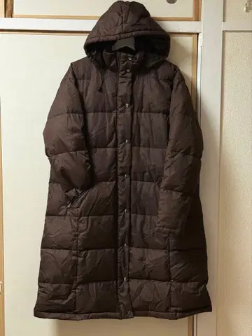 두꺼운 원단으로 따뜻한 후드 부착 다운 코트 (브라운 계열)