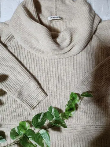 USED 새상품급 STRAWBERRY FIELDS 베이지 터틀넥 스웨터