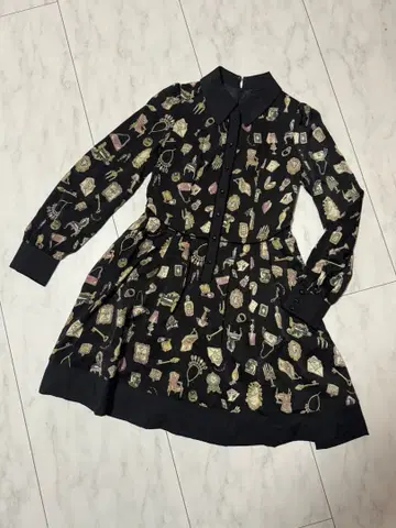 장식적인 패턴의 블랙 긴팔 원피스