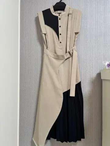 UNITED TOKYO 슬리브리스 원피스