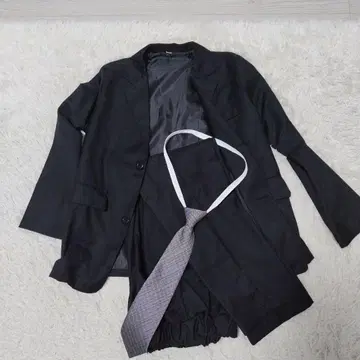 블랙 슈트, 넥타이 포함