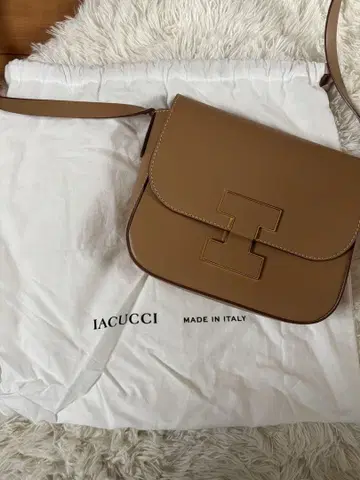 IACUCCI 베이지 숄더백