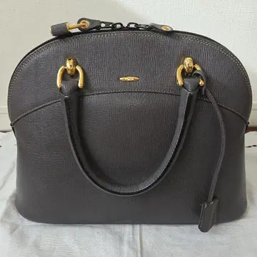 세련된 열쇠 포함 그레이 가죽 핸드백