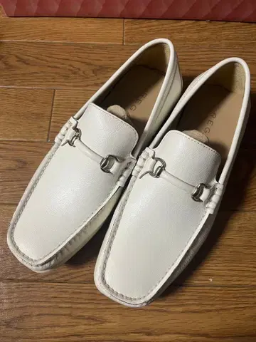 화이트 모카신 스타일 로퍼