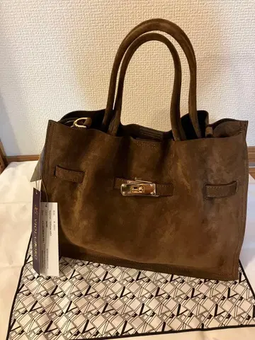 이번 시즌 신상 미사용 새상품 택 포함 일본제 비올라 로드 스웨이드 백