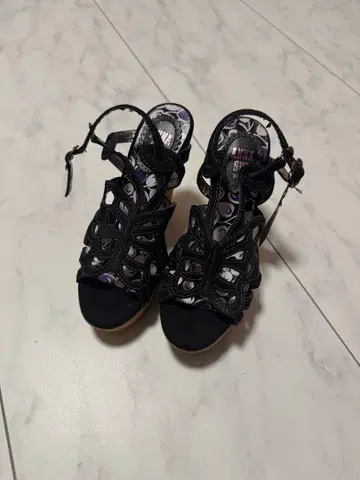 ANNA SUI 블랙 힐 샌들 M