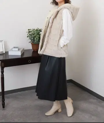 새상품 인조 모피 & 퀼트 리버서블 후드 베스트