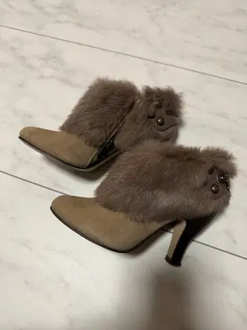 ANNA SUI 퍼 달린 베이지 부티