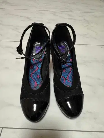 ANNA SUI 블랙 앵클 스트랩 펌프스