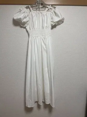 화이트 오프숄더 맥시 드레스