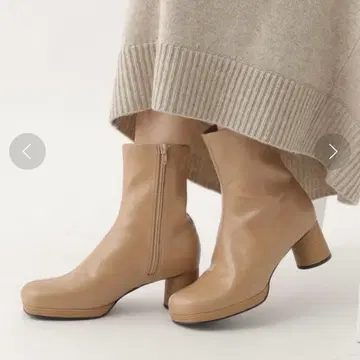 아파트 바이 로리즈 오블리크 스트레치 부츠