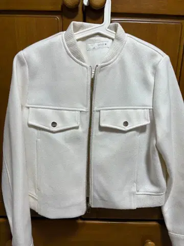 ZARA 화이트 노카라 자켓