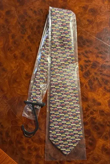 살바토레 페라가모 선박 패턴 넥타이