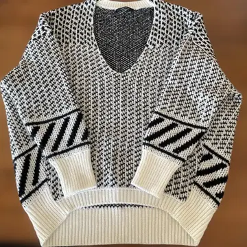 MACPHEE 기하학 패턴 V넥 스웨터