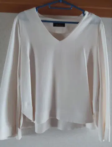 아이보리 V넥 긴팔 셔츠