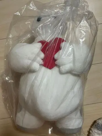 베이맥스 하트를 꼬옥 껴안는 봉제 인형 백팩