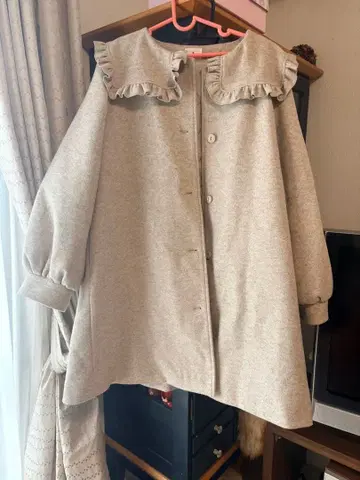 프릴 옷깃 베이지 롱 코트