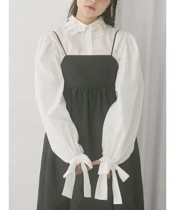리본 와펜 블라우스