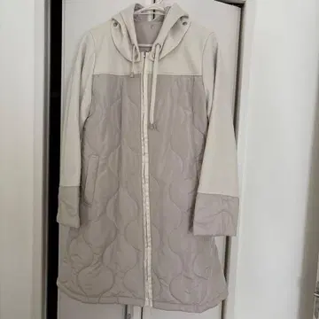 아이보리 퀼팅 후드 부착 롱 코트