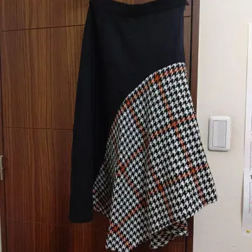 플레어 롱 스커트 블랙과 화이트 체크 무늬