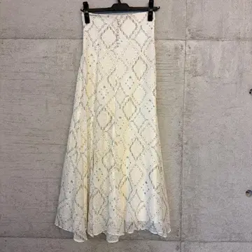 플라워 자수 화이트 플레어 스커트