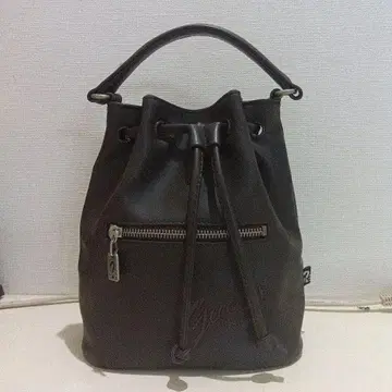 Guess 버킷백 짙은 갈색 새상품급