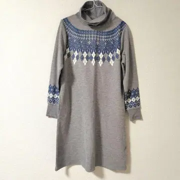 그레이 터틀넥 원피스 기하학 패턴