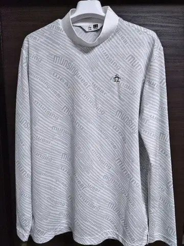 먼싱웨어 모크넥 올 패턴 화이트 x 그레이