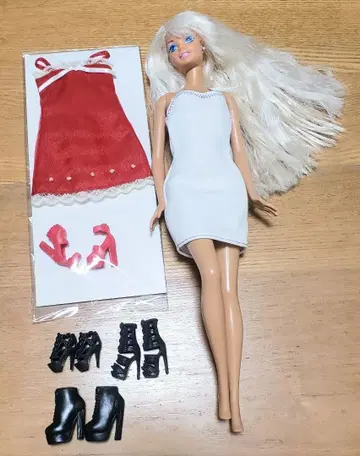 바비 인형 화이트와 빨간색 드레스와 신발 세트