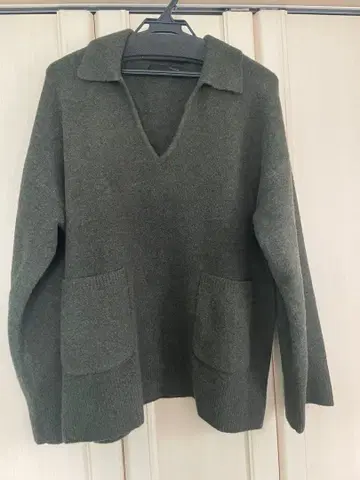 올리브 그린 V넥 스웨터