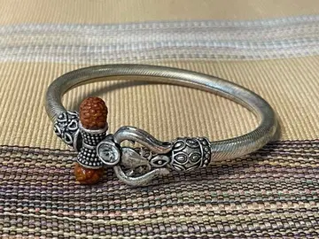 후지이 카제 착용 실버 뱅글