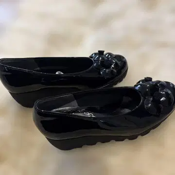 플라워 장식 블랙 웨지솔 펌프스