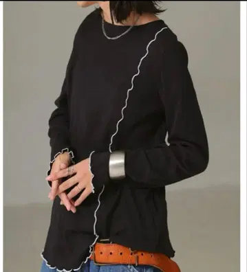 안티카 블랙 긴팔 티셔츠 물결 모양 디자인