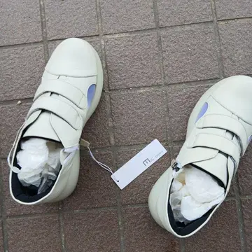 자우 크림색 벨크로 스니커즈