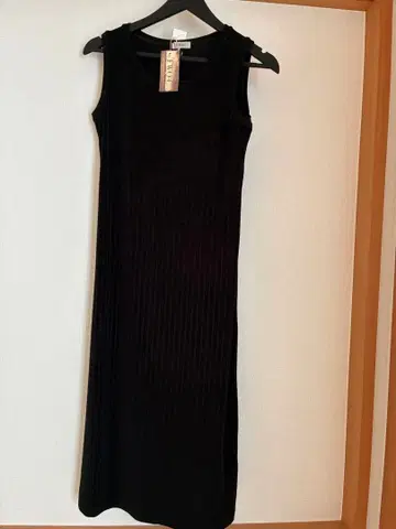 [택 포함 새상품] TWO:C 블랙 슬리브리스 롱 원피스