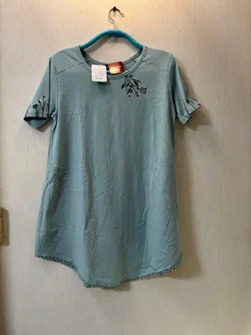 드럭스토어의 스카이블루 꽃무늬 자수 반팔 T셔츠 사이즈 3