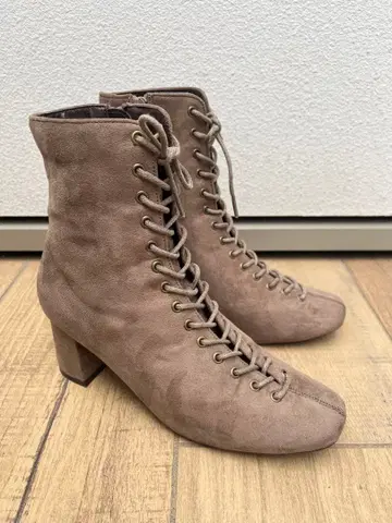 베이지 스웨이드 레이스업 부츠