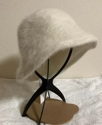 미스트레스 후와후와 화이트 버킷햇