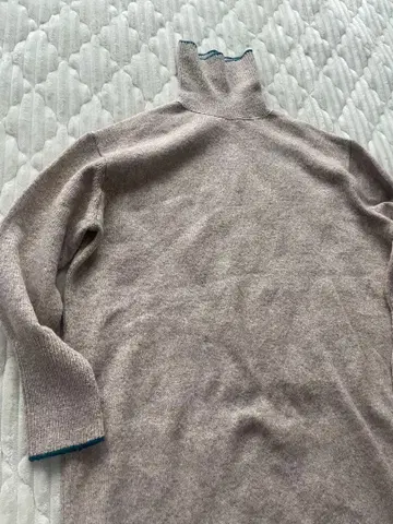 베이지 터틀넥 니트 원피스