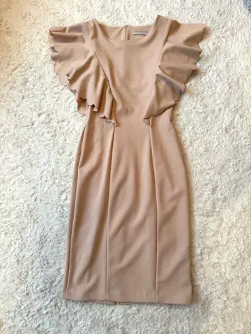 RINASCIMENTO 새상품 프릴 소매 베이지 원피스 이탈리아제