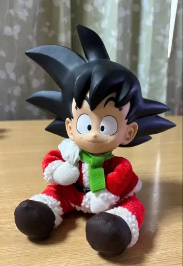 드래곤볼 손오공 산타 피규어