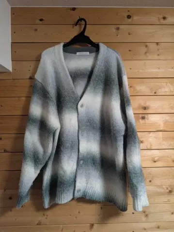 그레이와 화이트의 니트 가디건